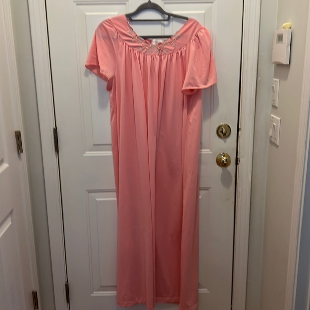 Shadowline nightgown rose color 1X new never worn